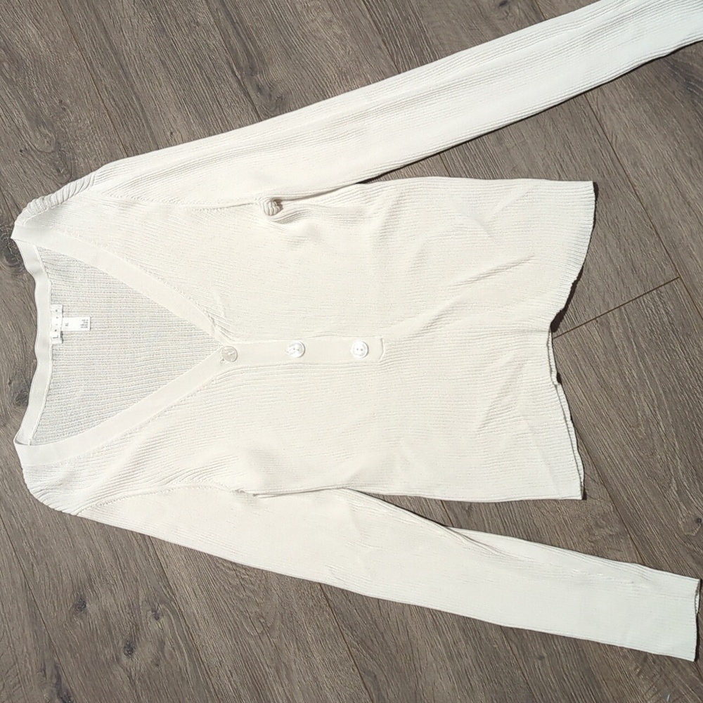 Leith V-neck Ribbed Button Detail Pullover Top
